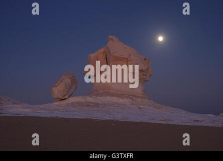 Pilz geformten Felsformation in der Weissen Wüste in der Nacht mit Vollmond, Ägypten Stockfoto