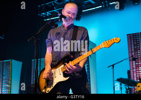 Fran Healy von Travis führt auf der Bühne auf dem O2-Forum in Kentish Town am 9. Mai 2016 in London, England. Stockfoto