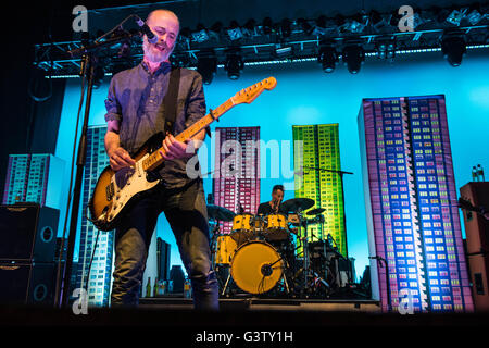 Fran Healy von Travis führt auf der Bühne auf dem O2-Forum in Kentish Town am 9. Mai 2016 in London, England. Stockfoto