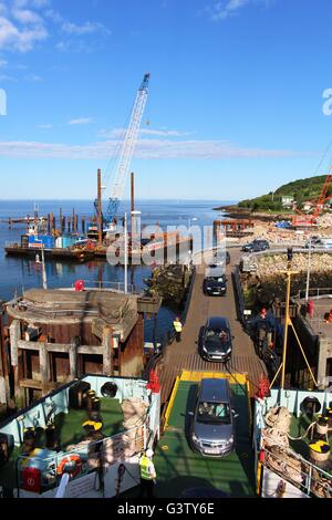 Autos, die Verladung auf einer Fähre in Brodick auf der Isle of Arran inmitten der laufenden Arbeiten zur neuen Fährterminal am gleichen Standort zu bauen. Stockfoto