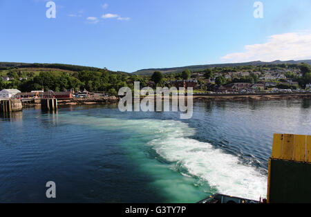 Wecken der Fähre in Brodick Bucht, da es die Fähre terminal für eine Überquerung des Firth of Clyde Ardrossan auf dem Festland überlässt. Stockfoto