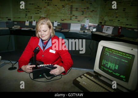 Virgin Trains Bahnhof Ansager in Crewe. Stockfoto