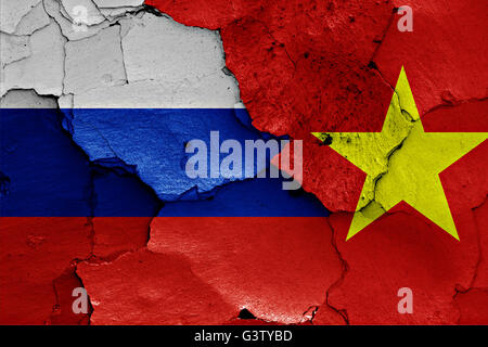 Flagge von Russland und Vietnam auf rissige Wand gemalt Stockfoto