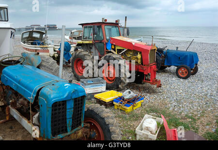 alte Traktoren auf Cromer Beach, North Norfolk, england Stockfoto