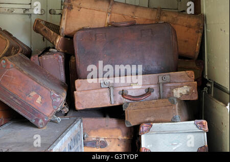 Haufen alter Koffer Stockfoto