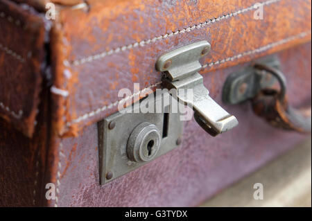 Schloss Detail auf alten Leder-Koffer Stockfoto