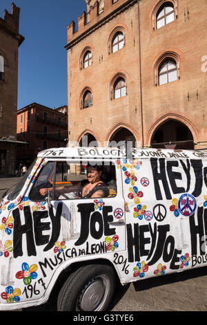 Volkswagen Kleinbus Hey Joe musikalische Gruppe in der Piazza Maggiore, Bologna, Italien. Stockfoto