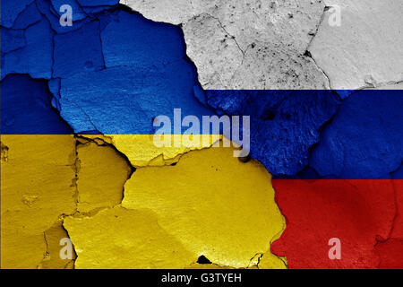 Flaggen der Ukraine und Russland auf rissige Wand gemalt Stockfoto