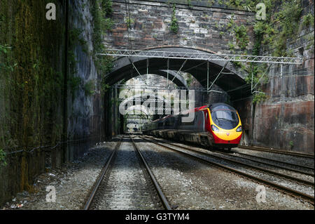 Eine Jungfrau Pendolino verlässt Liverpool Lime Street durch das wechselnde Licht und Schatten durch die Höhlen geschaffen. Stockfoto