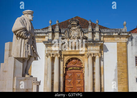 Statue von König Joao III am Platz der Universität Coimbra, Portugal Stockfoto