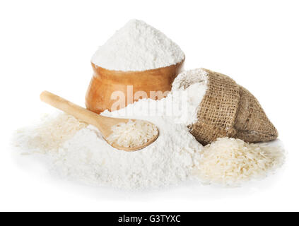 Reismehl und Reis in Schüssel isoliert auf einem weißen Hintergrund closeup Stockfoto