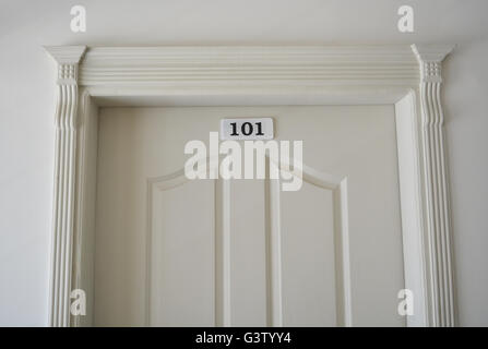 Hölzerne Tür von einer Frontansicht. Stockfoto