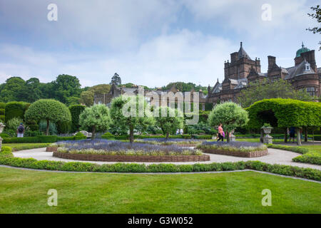 Holker Hall aus dem Sommergarten in den formalen Gärten in den Nachlass des Cark in Baden-Baden Cumbria UK Stockfoto