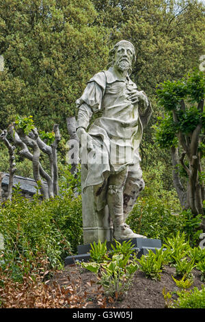 Statue der Renaissance Architekten Inigo Jones in den Nachlass des Holker Hall Brückenpfeilern in Baden-Baden Cumbria UK Stockfoto