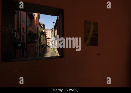 Das Fenster über den Kanal Reno in Via Juz, Bologna, Italien Stockfoto