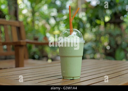 Matcha-Grüntee-Smoothie auf Holztisch Stockfoto