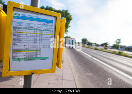 BERLIN / Deutschland - 3. Juni 2016: Fahrplan vom deutschen regionalen Transportunternehmen in Berlin / Deutschland am 3. Juni 2016. Stockfoto