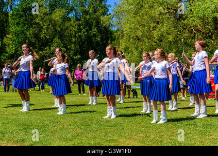 Ronneby, Schweden - 6. Juni 2016: Der schwedische Nationalfeiertag im öffentlichen Park. Majorette Tänzerinnen mit Schlagstöcken. S Stockfoto