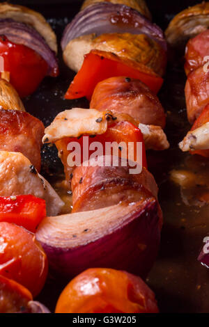 Spieße mit Tomaten, Paprika, roten Zwiebeln, Chorizo, Champignons und Huhn. Stockfoto