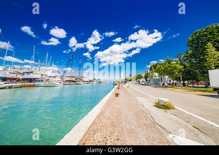 Malerische Frühjahr Blick auf Pier mit antiken und modernen Gebäuden, Schiffen, Yachten und andere Boote in Rimini, Italien Stockfoto