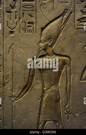 Alten Ägypten. Stele des Haremheb, Leiter der Armee Tutankhamen herrschen. Der Erblasser drei Götter anbeten Detail Atum. Kalkstein. 14.-13. Jahrhundert v. Chr.. Neue Kigndom (18. Dynastie). Sakkara. Die Eremitage. Sankt Petersburg. Russland. Stockfoto