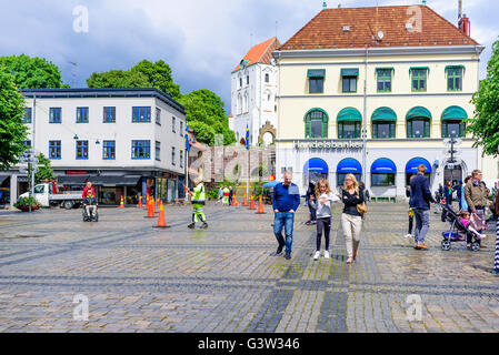 Ronneby, Schweden - 10. Juni 2016: Stadtplatz nach einem Regen mit Menschen herumlaufen. Echte Menschen im Alltag. Stockfoto
