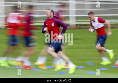 Englands Wayne Rooney und Jamie Vardy während einer Trainingseinheit im Stade de Bourgognes, Chantilly. Stockfoto