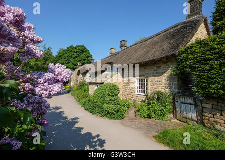 Ziemlich strohgedeckten Hütten in Derbyshire Dorf von Baslow Stockfoto