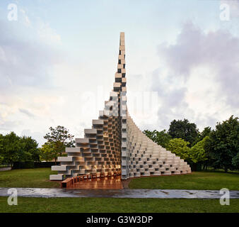 Höhe des hügeligen skulpturalen Pavillons bei Dämmerung, vordere Höhe. Serpentine Pavillon 2016, London, Vereinigtes Königreich. Architekt: BIG Bjarke Ingels Group, 2016. Stockfoto