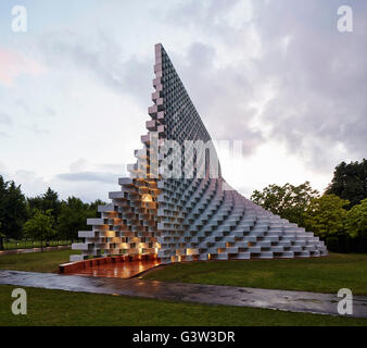 Höhe des hügeligen skulpturalen Pavillons in Dämmerung, schrägen Höhe. Serpentine Pavillon 2016, London, Vereinigtes Königreich. Architekt: BIG Bjarke Ingels Group, 2016. Stockfoto