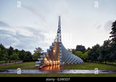 Höhe des hügeligen skulpturalen Pavillons bei Dämmerung, vordere Höhe. Serpentine Pavillon 2016, London, Vereinigtes Königreich. Architekt: BIG Bjarke Ingels Group, 2016. Stockfoto