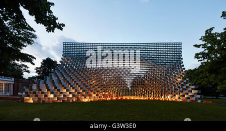 Seitliche Höhe des hügeligen skulpturalen Pavillons in der Abenddämmerung. Serpentine Pavillon 2016, London, Vereinigtes Königreich. Architekt: BIG Bjarke Ingels Group, 2016. Stockfoto