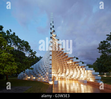 Schrägansicht des beleuchteten Eingang zum Pavillon. Serpentine Pavillon 2016, London, Vereinigtes Königreich. Architekt: BIG Bjarke Ingels Group, 2016. Stockfoto