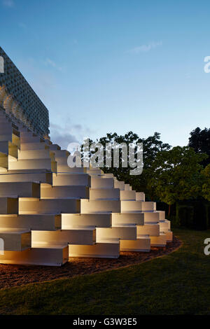 Abstrakten Detail der gestapelten Fiberglas-Blöcke. Serpentine Pavillon 2016, London, Vereinigtes Königreich. Architekt: BIG Bjarke Ingels Group, 2016. Stockfoto