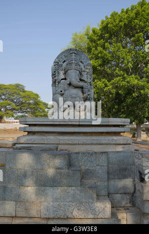 Statue von ganesha in der Nähe der Eingang Süd, hoysaleshwara Tempel, halebidu, Karnataka, Indien. Stockfoto