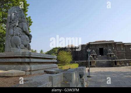 Ganesha Statue auf der linken und hoysaleshwara Tempel im Hintergrund, halebidu, Karnataka, Indien. Ansicht von Süden. Stockfoto