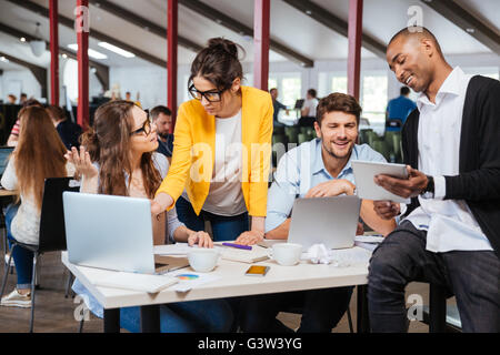Gruppe des Lächelns inspiriert junge Geschäftsleute arbeiten zusammen im Büro Stockfoto
