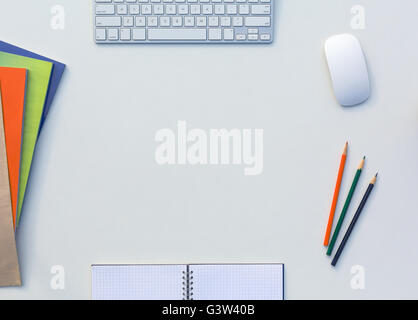 Kreativbüro hell Tisch mit passenden Farbe Zeitschriften und Bleistifte, Computer und Notizblock Stockfoto
