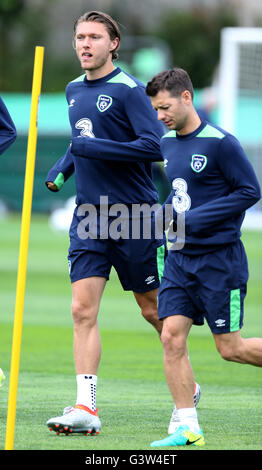 Republik von Irland Jeff Hendrick (links) und Wes Hoolahan während einer Trainingseinheit im Stade de Montbauron, Versailles. Stockfoto