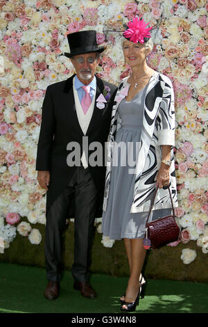 Eddie Jordan und Frau Marie Jordan tagsüber zwei Royal Ascot 2016 auf dem Ascot Racecourse. Stockfoto