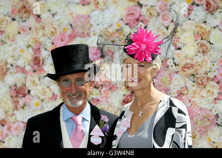 Eddie Jordan und Frau Marie Jordan tagsüber zwei Royal Ascot 2016 auf dem Ascot Racecourse. Stockfoto