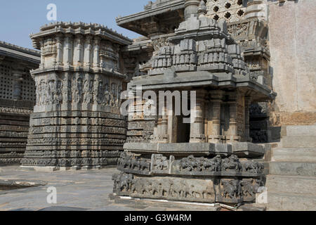 Türmchen und kunstvollen Reliefs an Wänden in der Nähe der östlichen Eingang der Hoysaleshvara Tempel, Halebid, Karnataka, Indien, Stockfoto