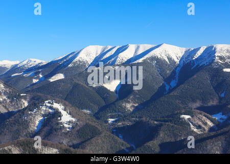 Winter-Bergrücken in der Nähe von Donovaly Snowpark in der Slowakei Stockfoto