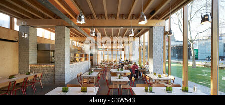 Panorama-Restaurant-Interieur mit raumhohen Verglasung. Das grüne Zimmer, London, Vereinigtes Königreich. Architekt: Benjamin markiert, 2015. Stockfoto