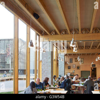 Restaurant Sitzplätze neben raumhohen Verglasung. Das grüne Zimmer, London, Vereinigtes Königreich. Architekt: Benjamin markiert, 2015. Stockfoto