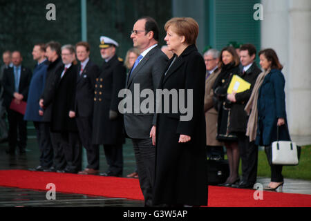 Francois Hollande, BKin Angela Merkel - Treffen der dt. Bundeskanzlerin Mit Dem Franzoesischen Praesidenten, Empfang Mit militae Stockfoto