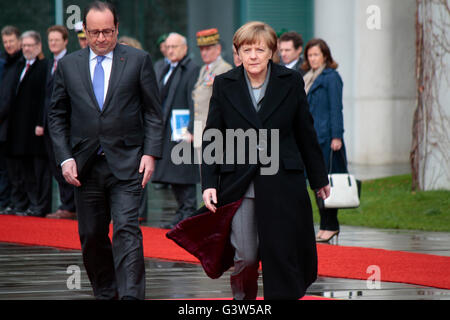 Francois Hollande, BKin Angela Merkel - Treffen der dt. Bundeskanzlerin Mit Dem Franzoesischen Praesidenten, Empfang Mit militae Stockfoto