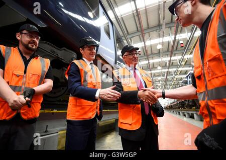 Kanzler George Osborne (zweiter von links) und ehemalige Kanzler Alistair Darling (zweiter von rechts) begrüßen Arbeitnehmer bei einer Pro-bleiben bei der Hitachi Rail Europe-Werk in Ashford, Kent. Stockfoto