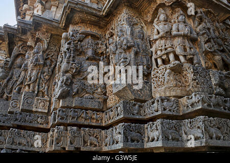 Reich verzierte Wand panel Reliefs zeigt Ganesha auf der linken und andere Gottheiten, Westseite, hoysaleshwara Tempel, halebidu, Karnataka, Stockfoto