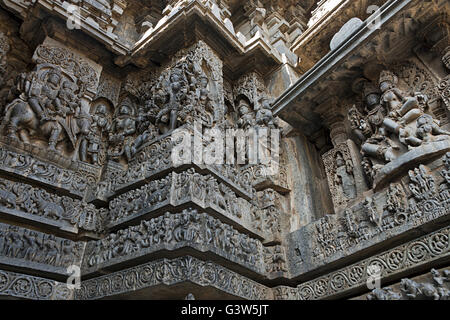 Reich verzierte Wand panel Reliefs, die hinduistischen Gottheiten, Westseite, hoysaleshwara Tempel, halebidu, Karnataka, Indien. Blick von Westen. Stockfoto
